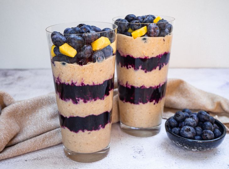 Mangovokokosové overnight oats s čučoriedkami