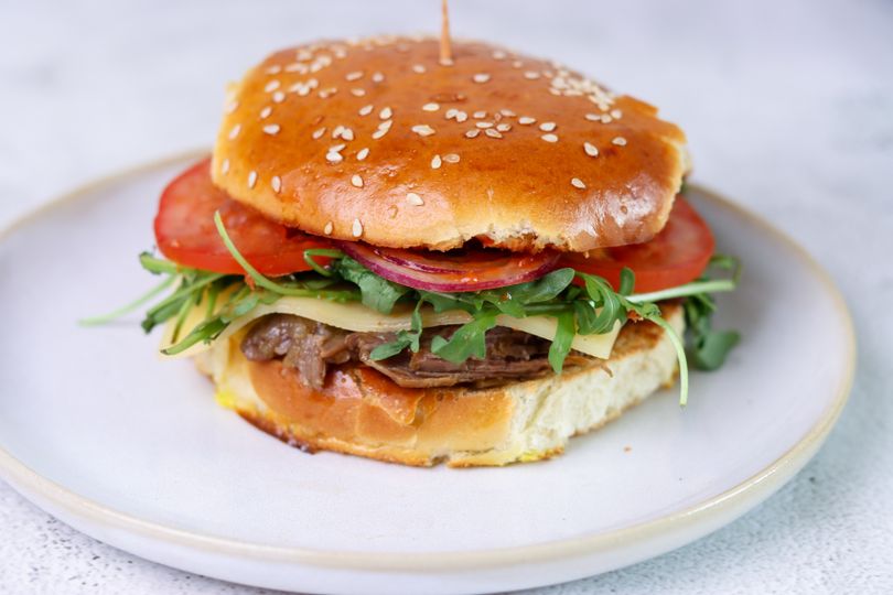 Burger s trhaným hovězím