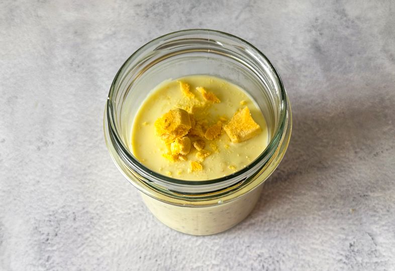 Mangové overnight oats s bílou čokoládou