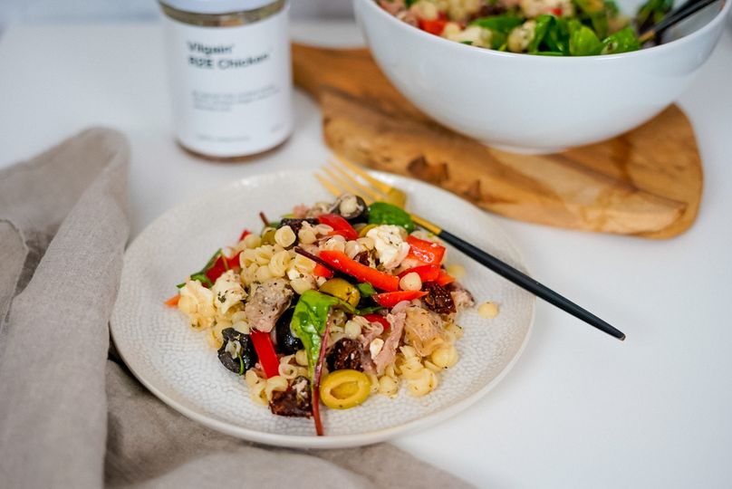 Cestovinový šalát s kuracím mäsom a sušenými paradajkami