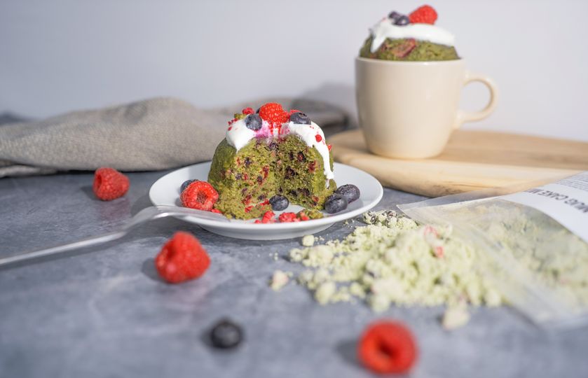 Machový mug cake s jogurtom a lesným ovocím