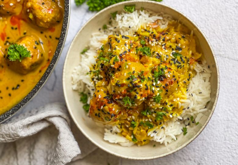 Bile de tofu în curry cu orez