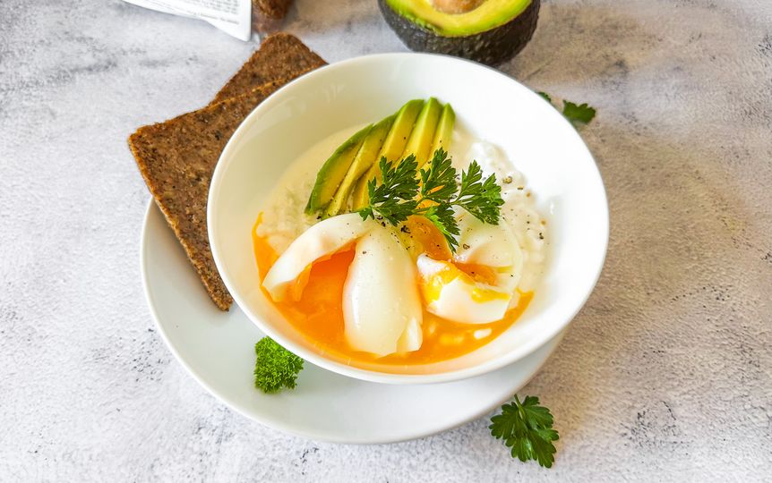 Raňajková miska s cottage syrom, avokádom a vajcom