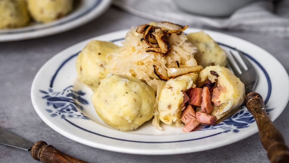 Zdravé zemiakové knedle plnené údeným mäsom s kapustou