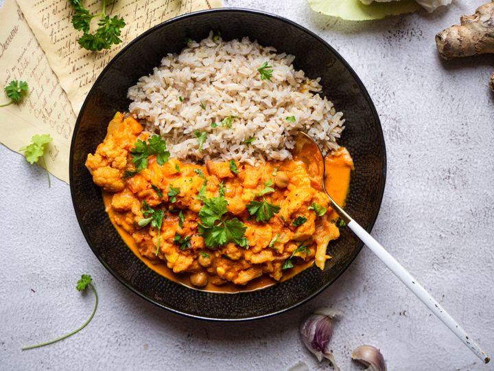 Cizrnový dhal s květákem a batáty