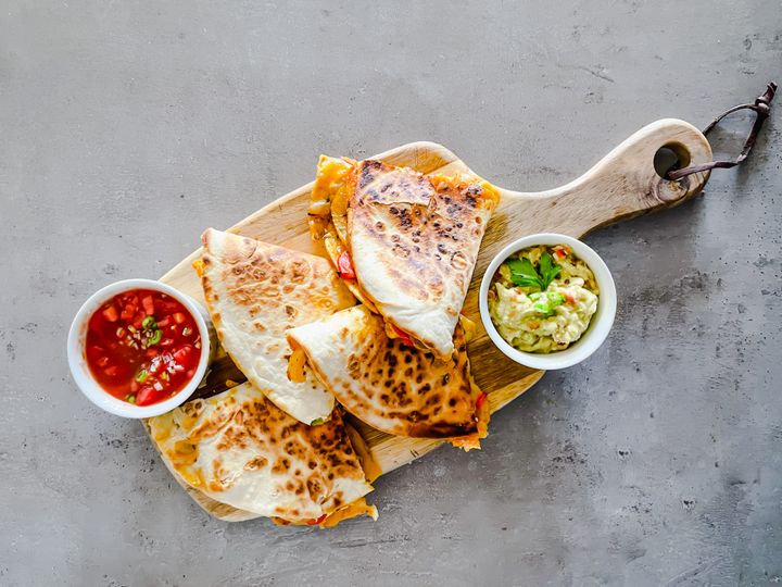 Hähnchen-Quesadilla mit Käse im Fajitas-Stil