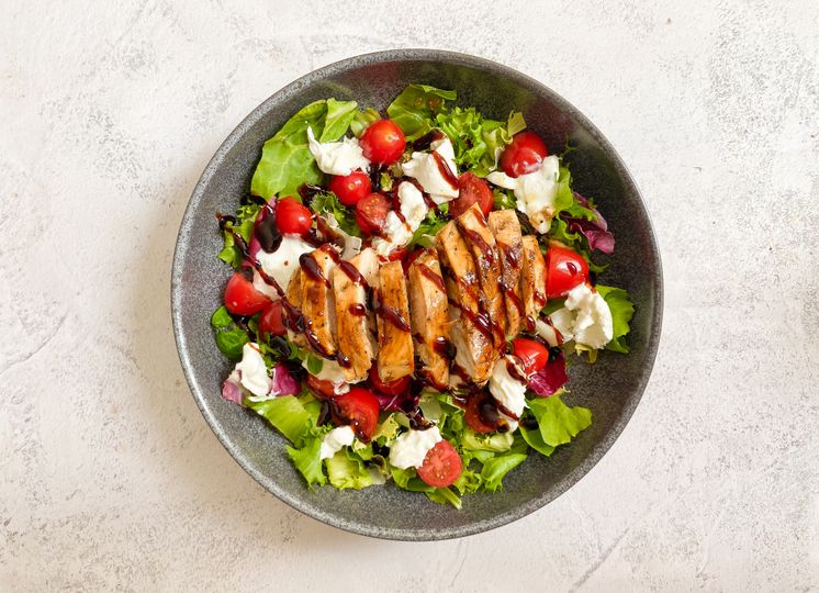 Pui la grătar cu burrata și salată de roșii