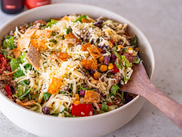 Burrito salát s hovězím masem a tortilla chips