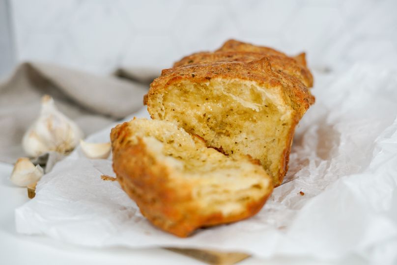 Domácí česneková bageta