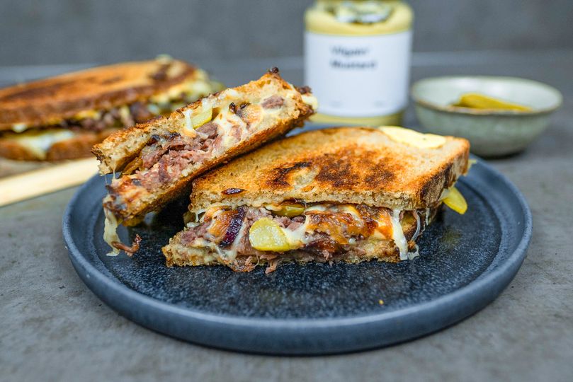 Domácí Reuben sandwich s hovězím masem a opečenou cibulkou