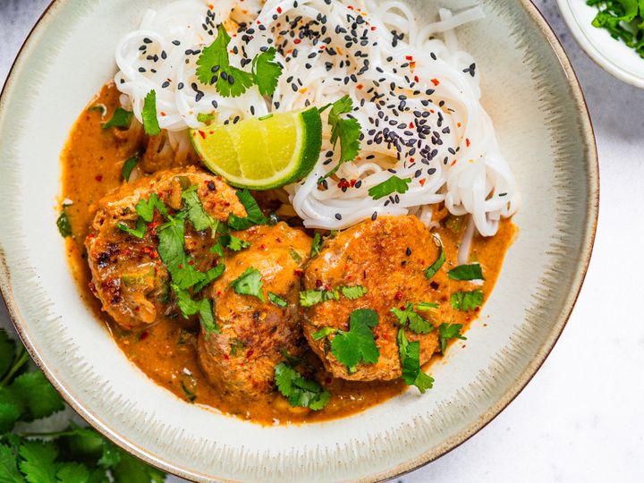 Hähnchen-Curry-Taler mit Kokosmilch