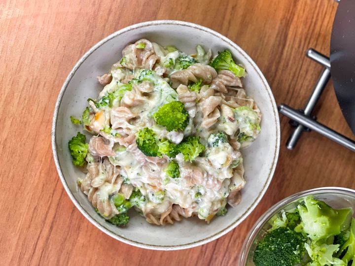 Krémové těstoviny se sýrovou omáčkou a brokolicí