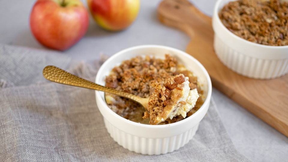 Gebackener Quark mit Äpfeln und knusprigen Krümel