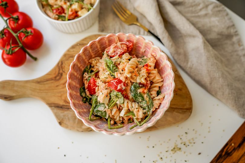 Teplý těstovinový salát s pečeným lososem a fetou