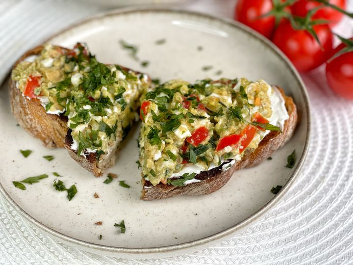 Raňajkový guacamole toast