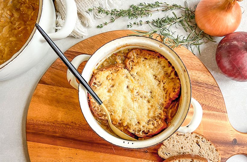 French onion soup with baguette