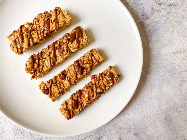 Domáce müsli tyčinky s čokoládou a semienkami