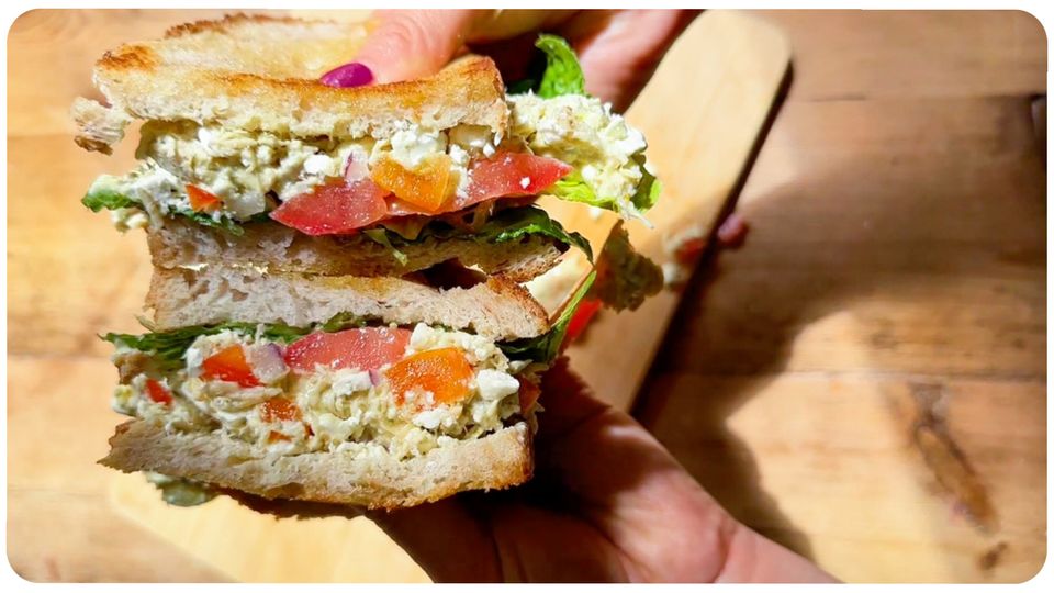 Kurací sandwich s pestom a syrom feta