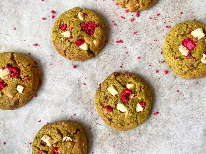 Matcha-Kekse mit Himbeeren und weißer Schokolade