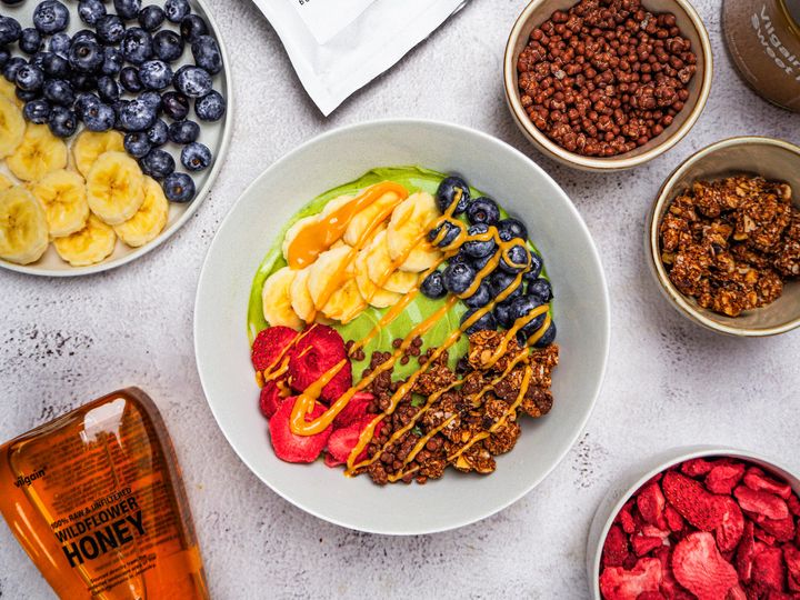 Jogurtový matcha bowl s ovocím