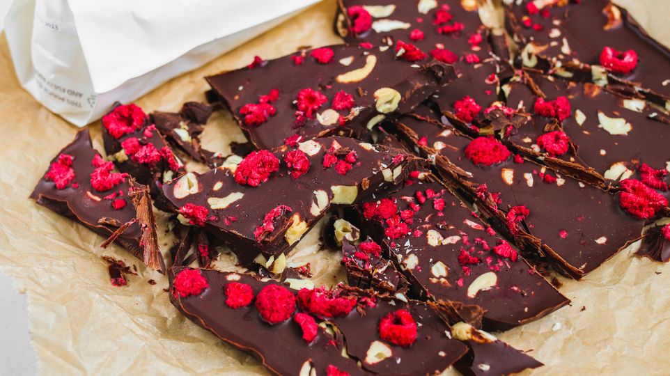 Domácí lámaná čokoláda s lyofilizovanými malinami