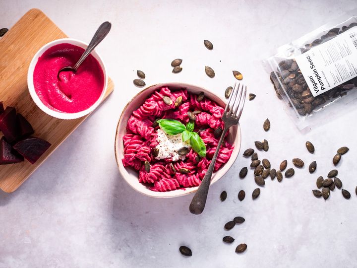 Růžové těstoviny s omáčkou z červené řepy