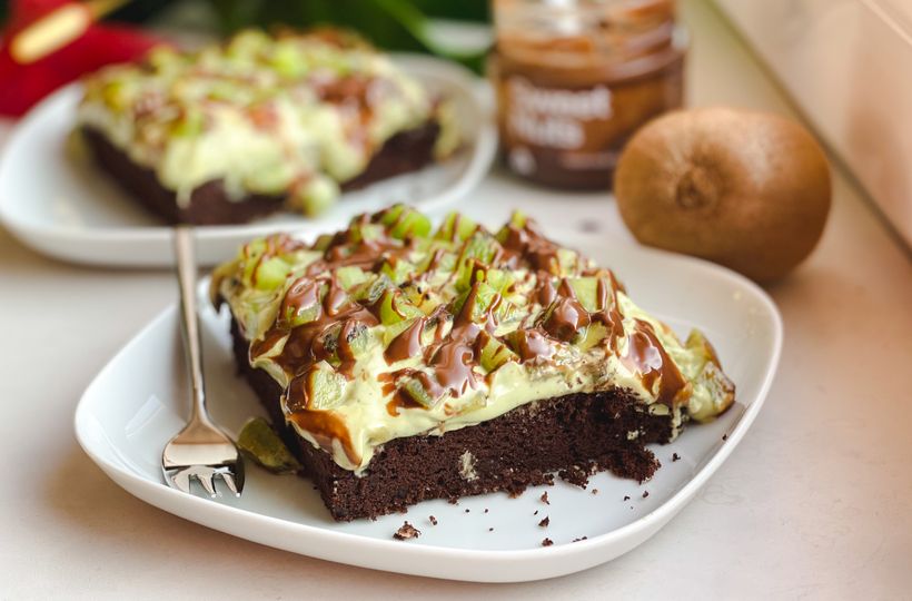 Fazuľový koláč s matcha tvarohom a kiwi