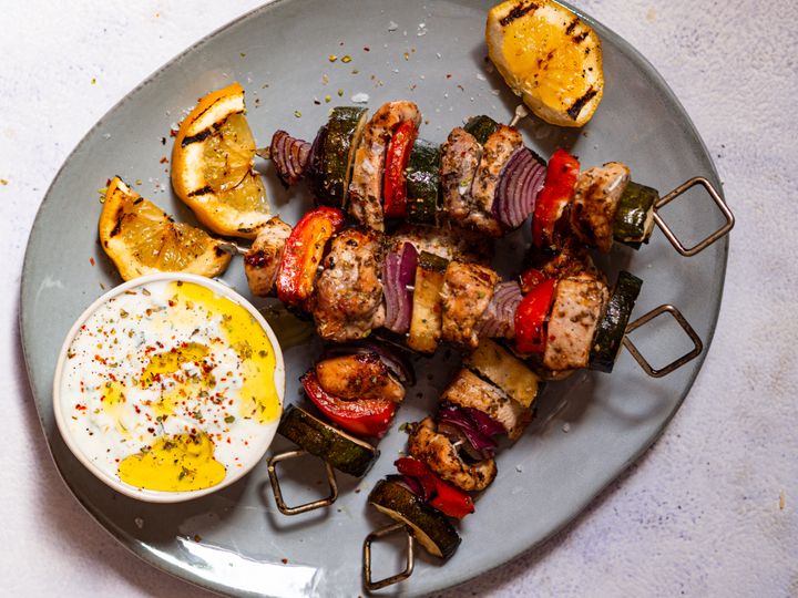 Šťavnaté kuřecí špízy na grilu