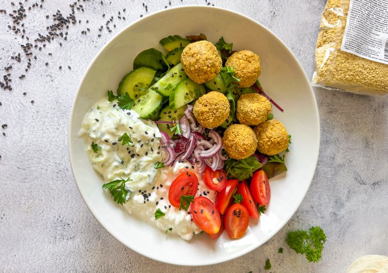 Falafel bowl s cottage sýrem