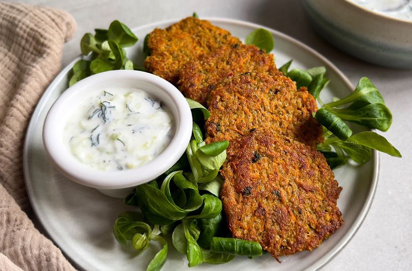 Zdravé zeleninové placky s quinoou a tzatziki