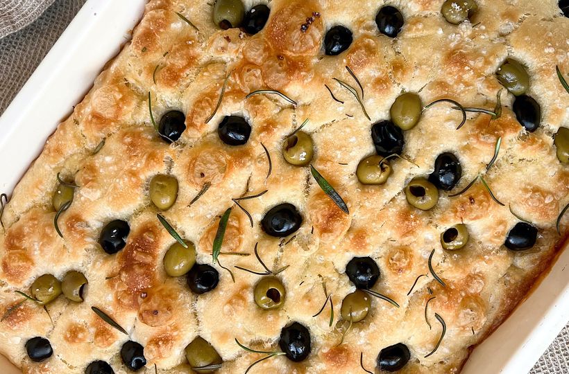 Focaccia s olivami a rozmarýnem