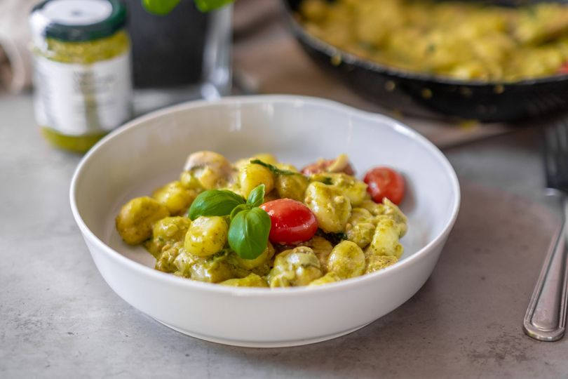 Gnocchi s bazalkovým pestem a mozzarellou