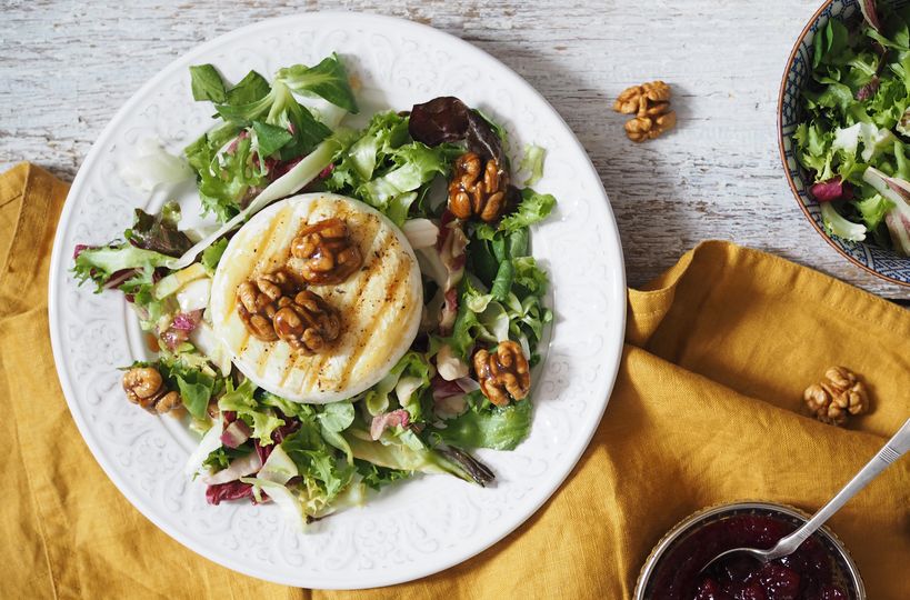 Grilovaný hermelín s orechmi a brusnicami