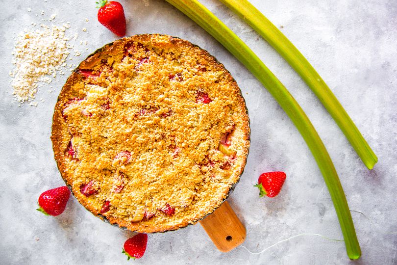 Jahodovo-rebarborový koláč z ovsených vločiek a mandlí