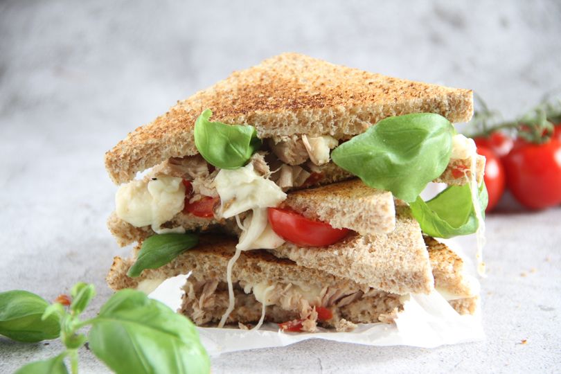 Toast s tuňákem a mozzarellou