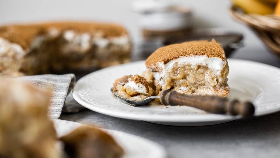 Jednoduchá jablková torta z domácich piškót s pudingovým krémom