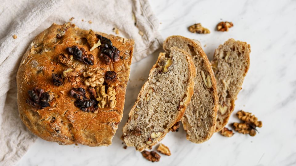 Schnelles Dinkelwalnussbrot mit Trockenhefe