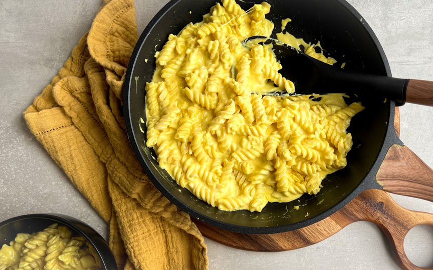 Makarony se sýrem z jedné pánve