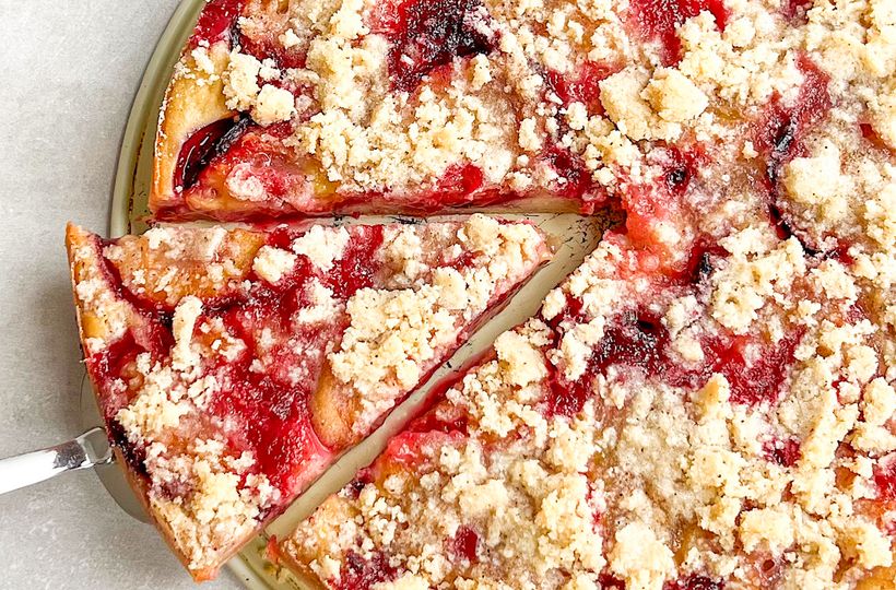 Jogurtový švestkový koláč s drobenkou