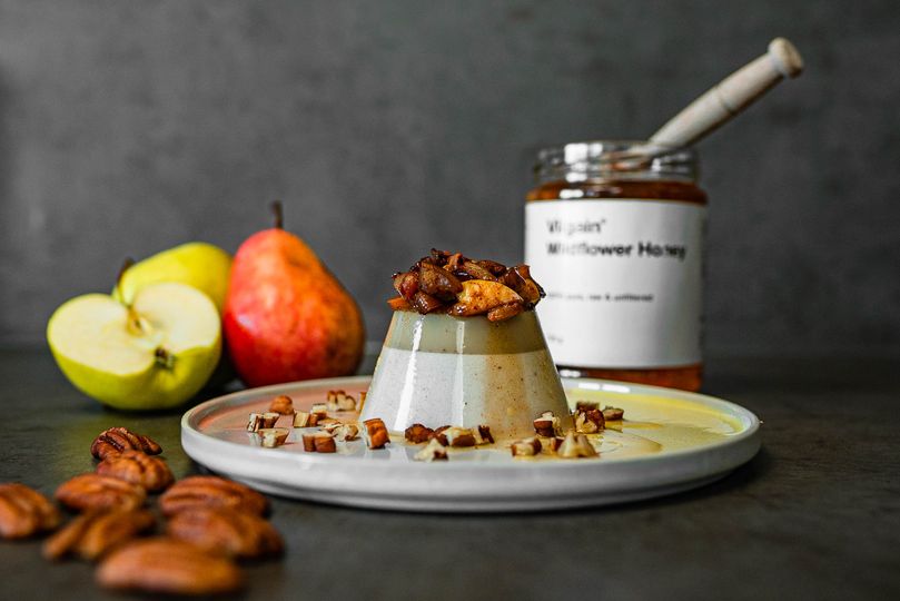 Kokosová panna cotta s jablkem, hruškou a ořechy