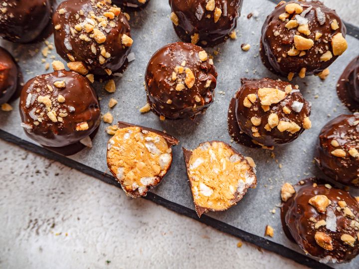 Chrumkavé arašidové guľky s čokoládou