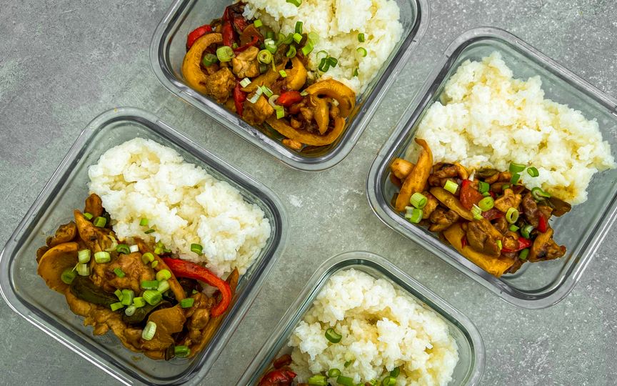 Kuřecí kung pao se zeleninou a rýží