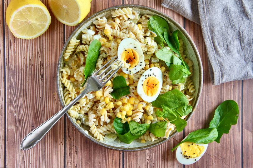 Gesunder Nudelsalat mit Joghurt und Eiern