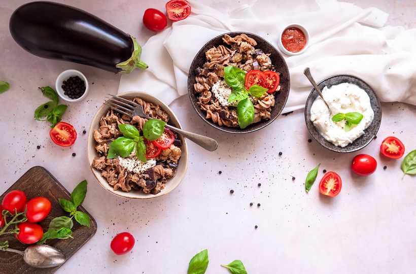 Letní těstoviny s lilkem a krůtím masem