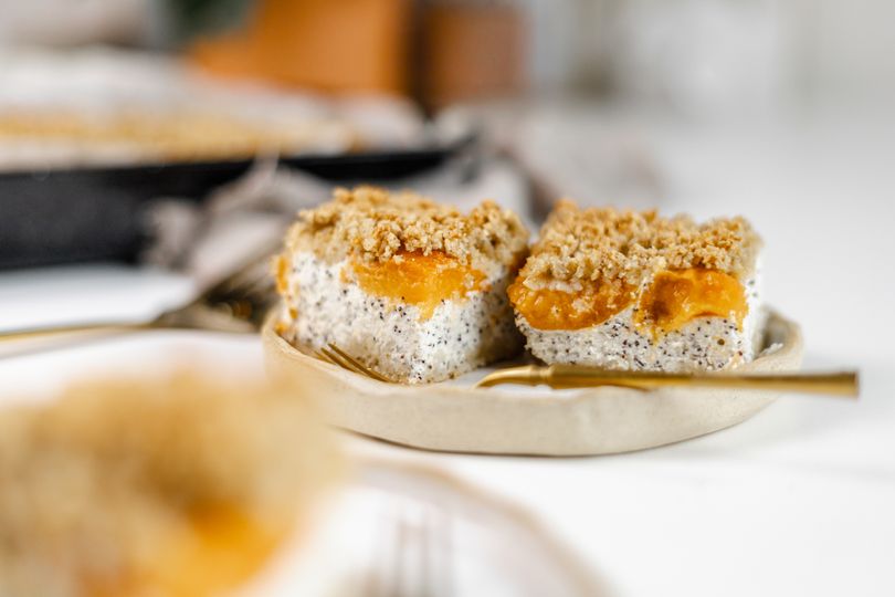 Meruňkový koláč s tvarohem na plech