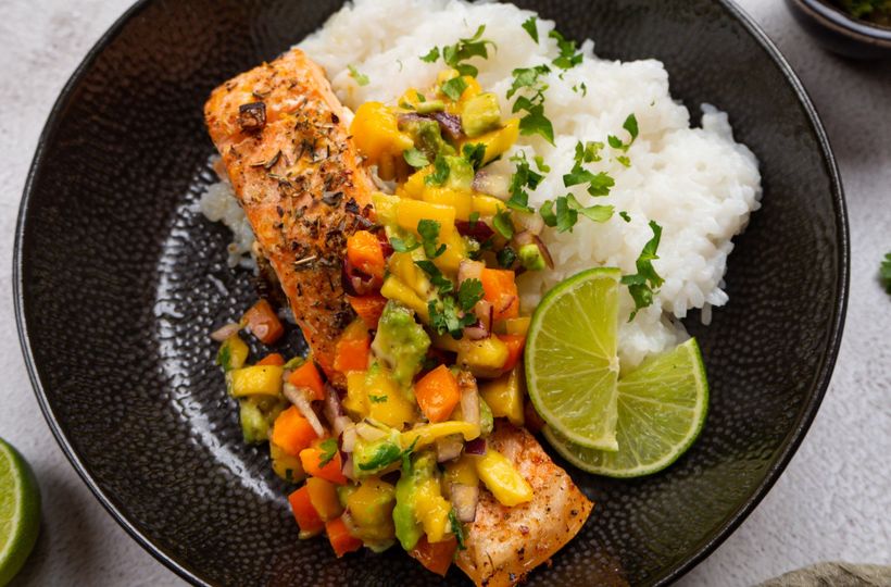 Pečený losos s mango-avokádovou salsou a jasmínovou rýží