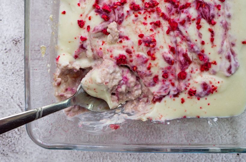 Malinové overnight oats s bielou čokoládou