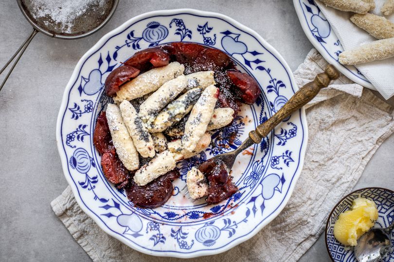 Egészséges túrósnudli mákkal és szilvamártással