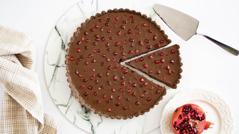 Vegan nepečený čokoládový dort s granátovým jablkem