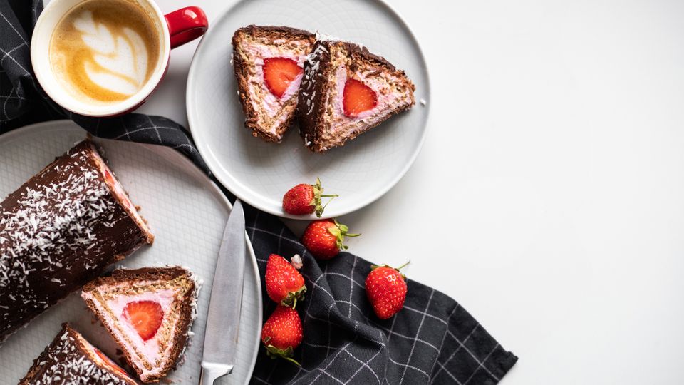 Pyramidenkuchen mit Quark und Erdbeeren